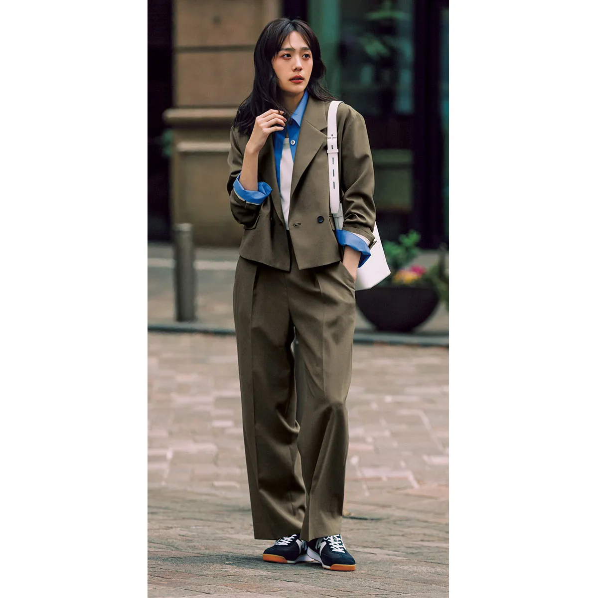 オフィスカジュアルにおすすめのブラウンのセットアップ×青シャツ×黒スニーカーの松井愛莉さん