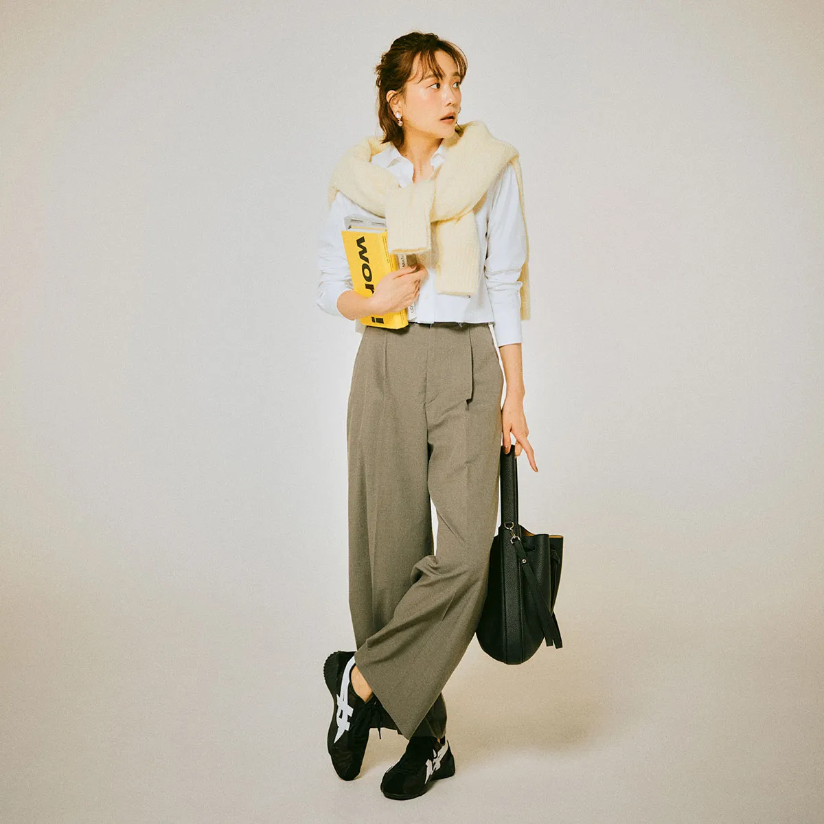 オフィスカジュアルにおすすめの短丈シャツ×スラックス×黒スニーカーの松井愛莉さん