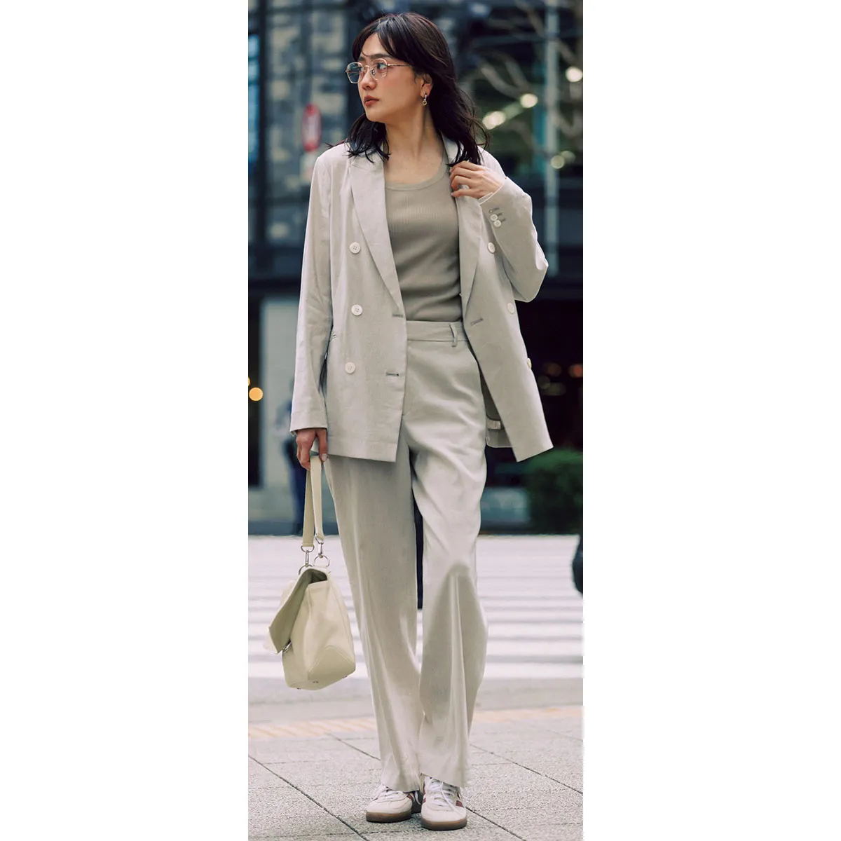 オフィスカジュアルにおすすめの淡色セットアップ×白スニーカーの松井愛莉さん