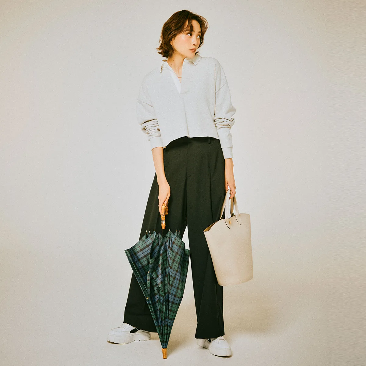 オフィスカジュアルにおすすめの短丈トップス×黒パンツ×白スニーカーの松井愛莉さん