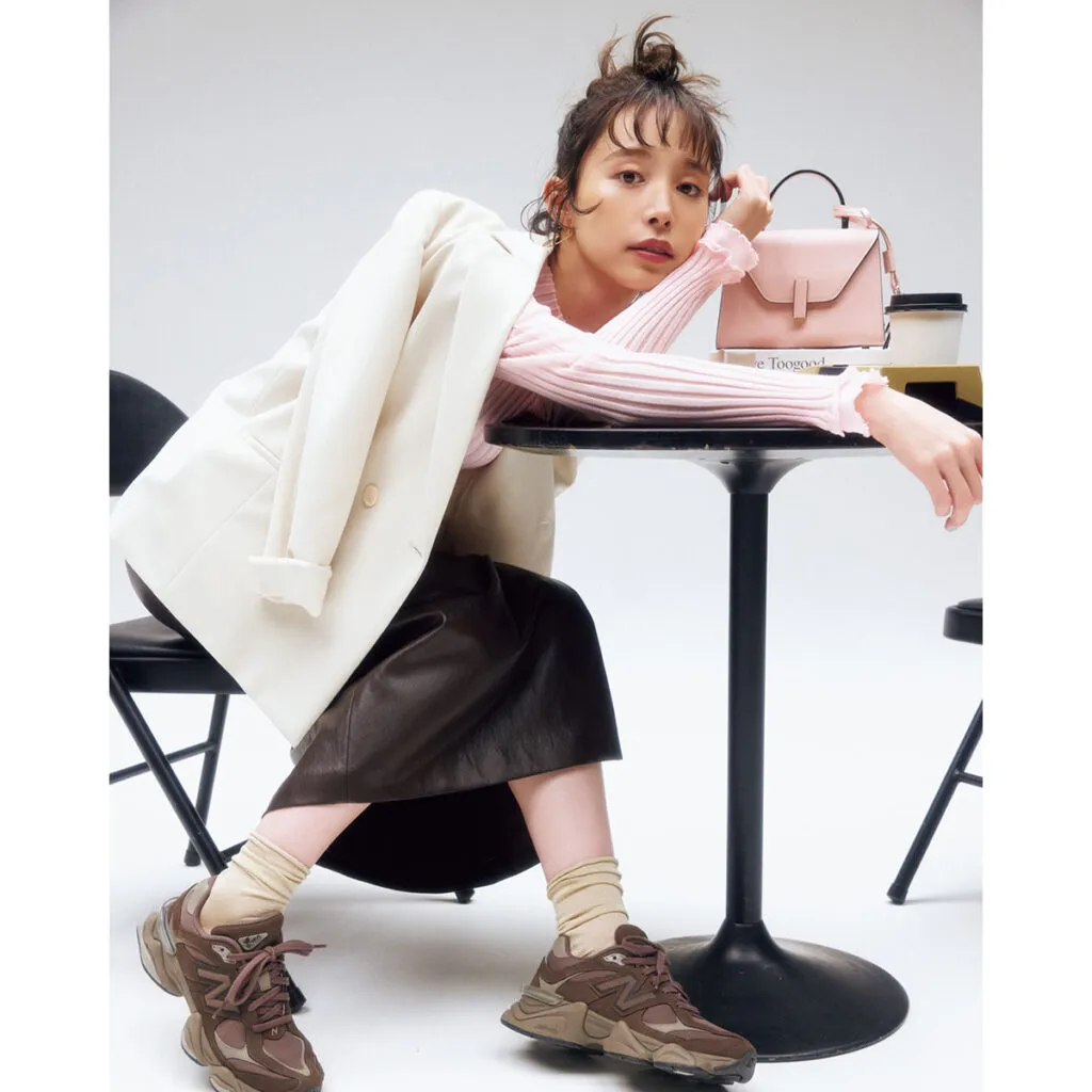 オフィスカジュアルにおすすめのピンクニット×ブラウンスカート×ブラウンスニーカーの井桁弘恵さん