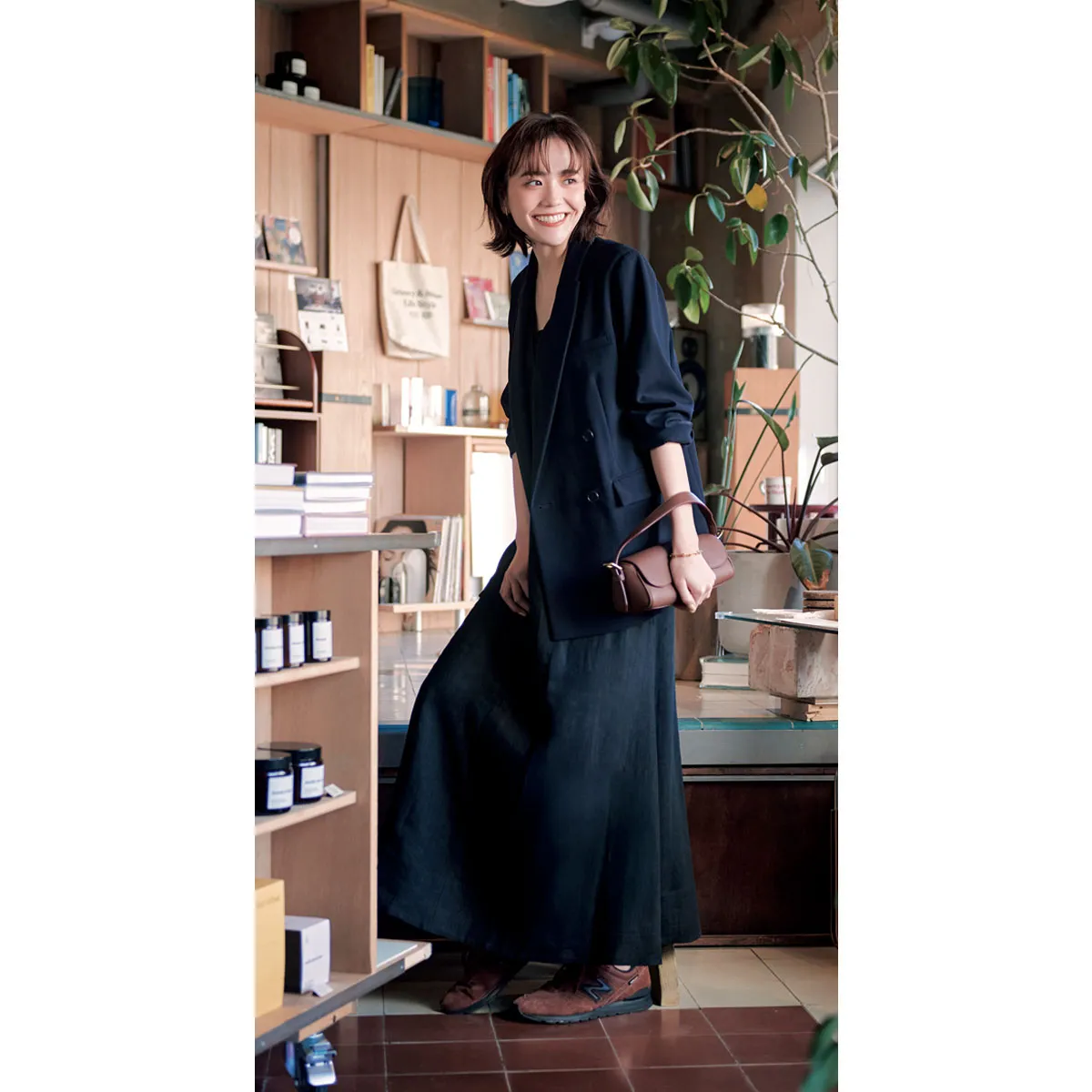 オフィスカジュアルにおすすめの黒ワンピース×ネイビージャケット×ブラウンスニーカーの松井愛莉さん