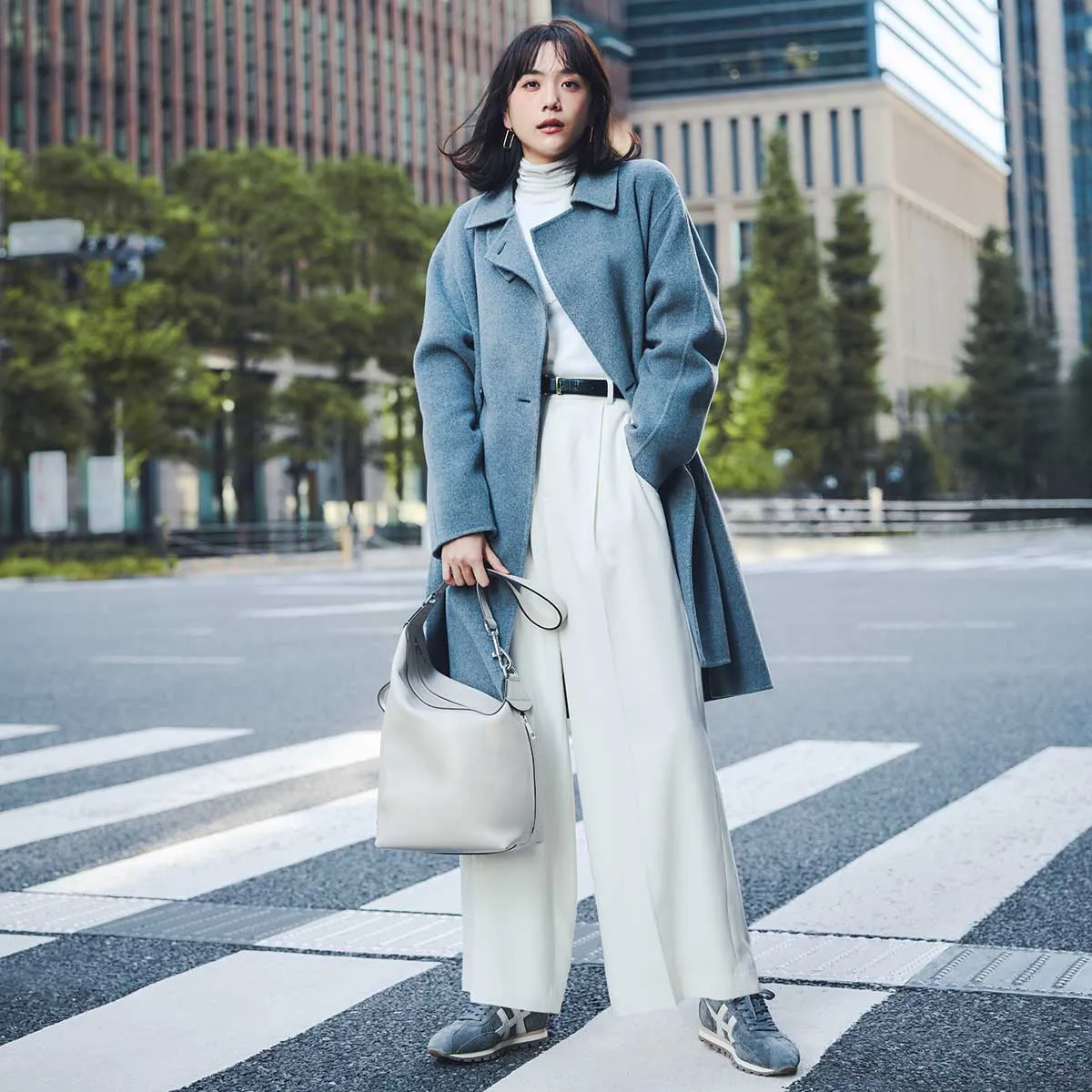 オフィスカジュアルにおすすめの白トップス×白パンツ×グレーコート×グレースニーカーの松井愛莉さん