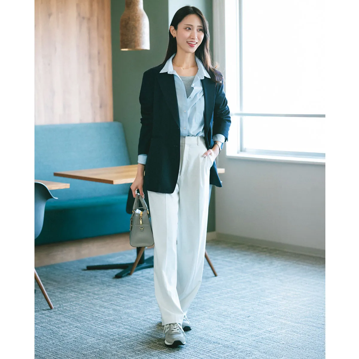 オフィスカジュアルにおすすめのジャケット×シャツ×パンツ×グレースニーカーの鈴木悠華さん