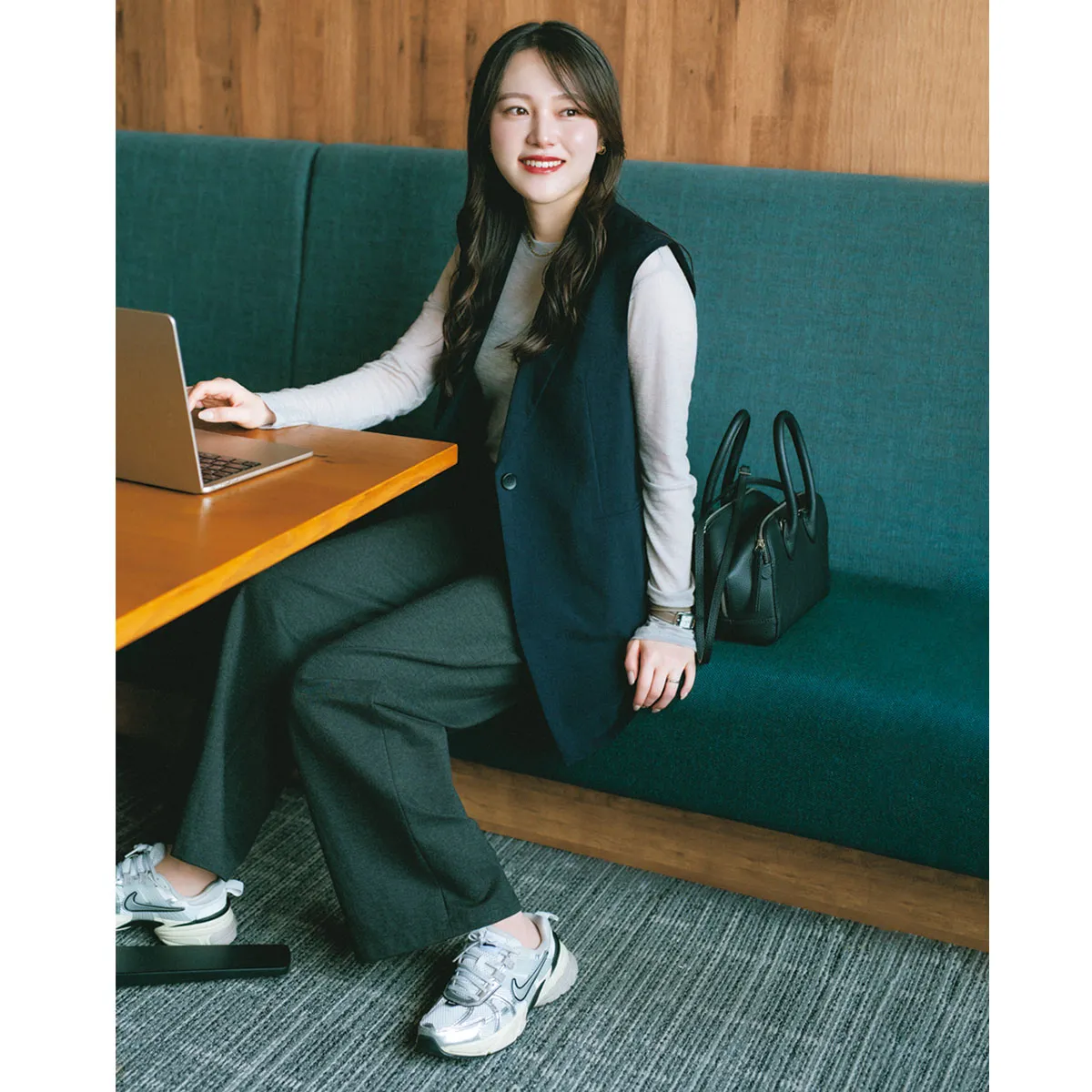 オフィスカジュアルにおすすめの白トップス×ネイビージレ×グレーパンツ×グレースニーカーの本田敦子さん