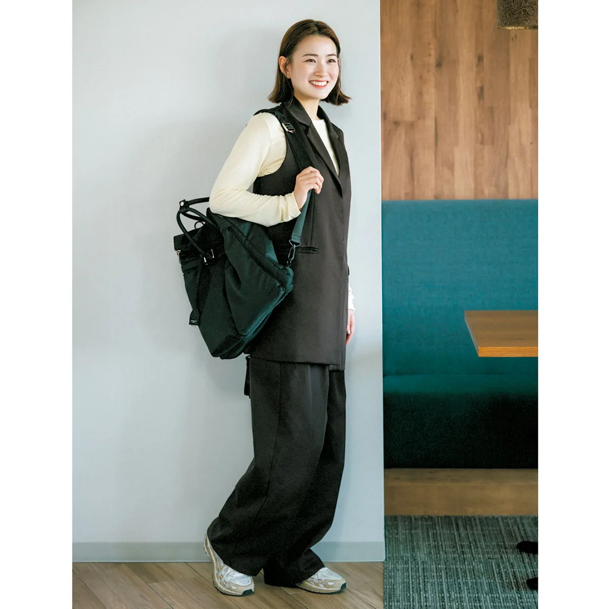 オフィスカジュアルにおすすめの白トップス×ブラウンジレ×ワイドパンツ×ベージュスニーカーの中村優香さん