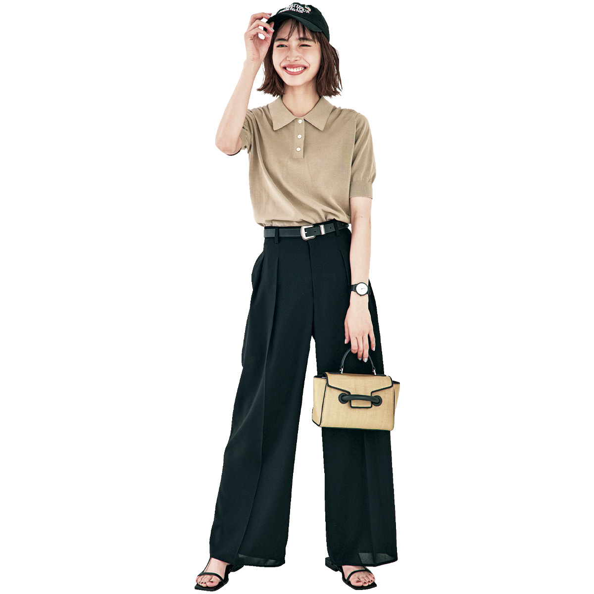 ベージュのニットポロに黒パンツとキャップのコーデ