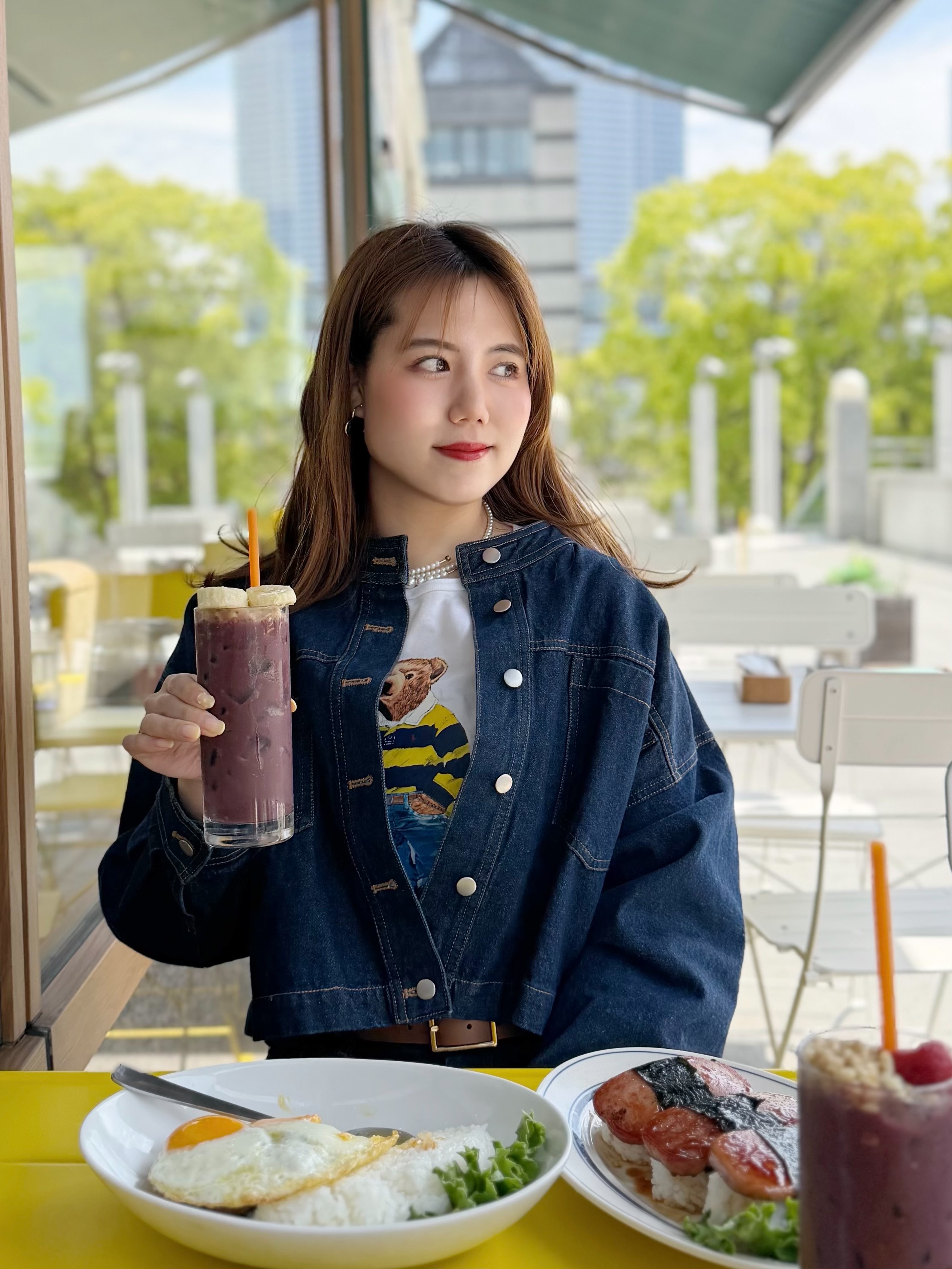 カフェでの食事風景