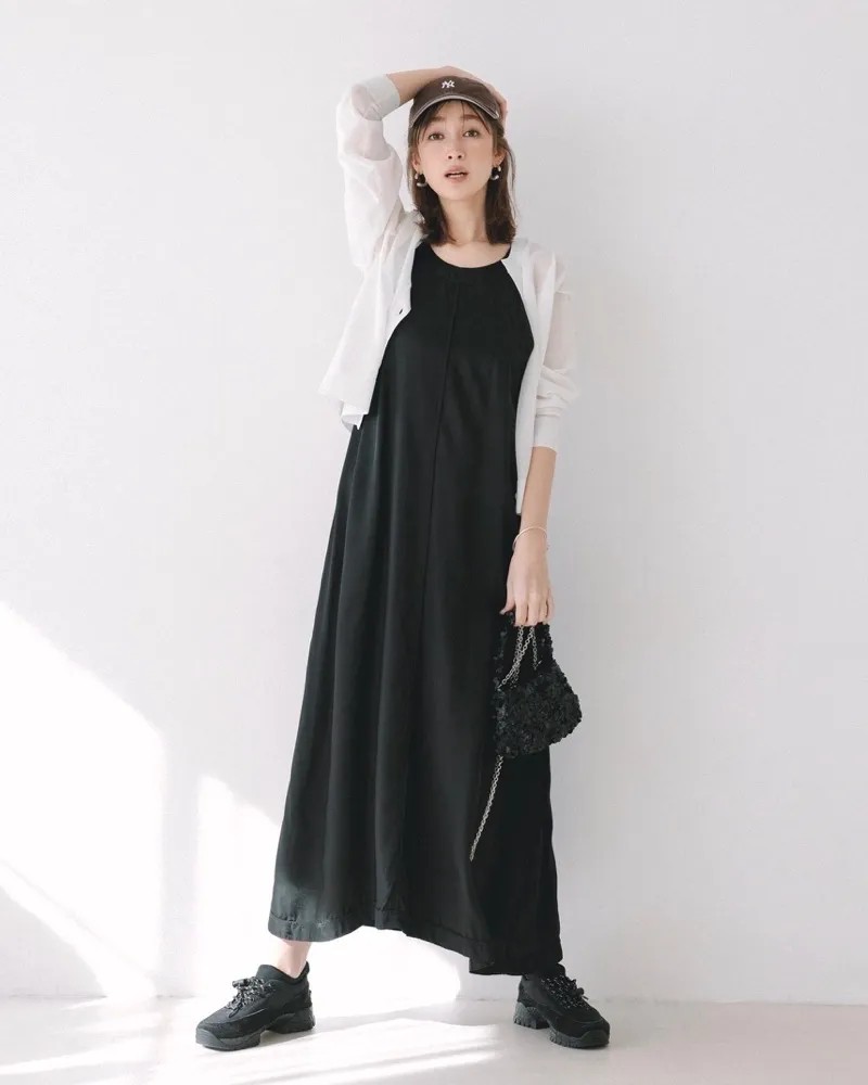 カーディガンコーデ　白色　黒ワンピとセット　全身