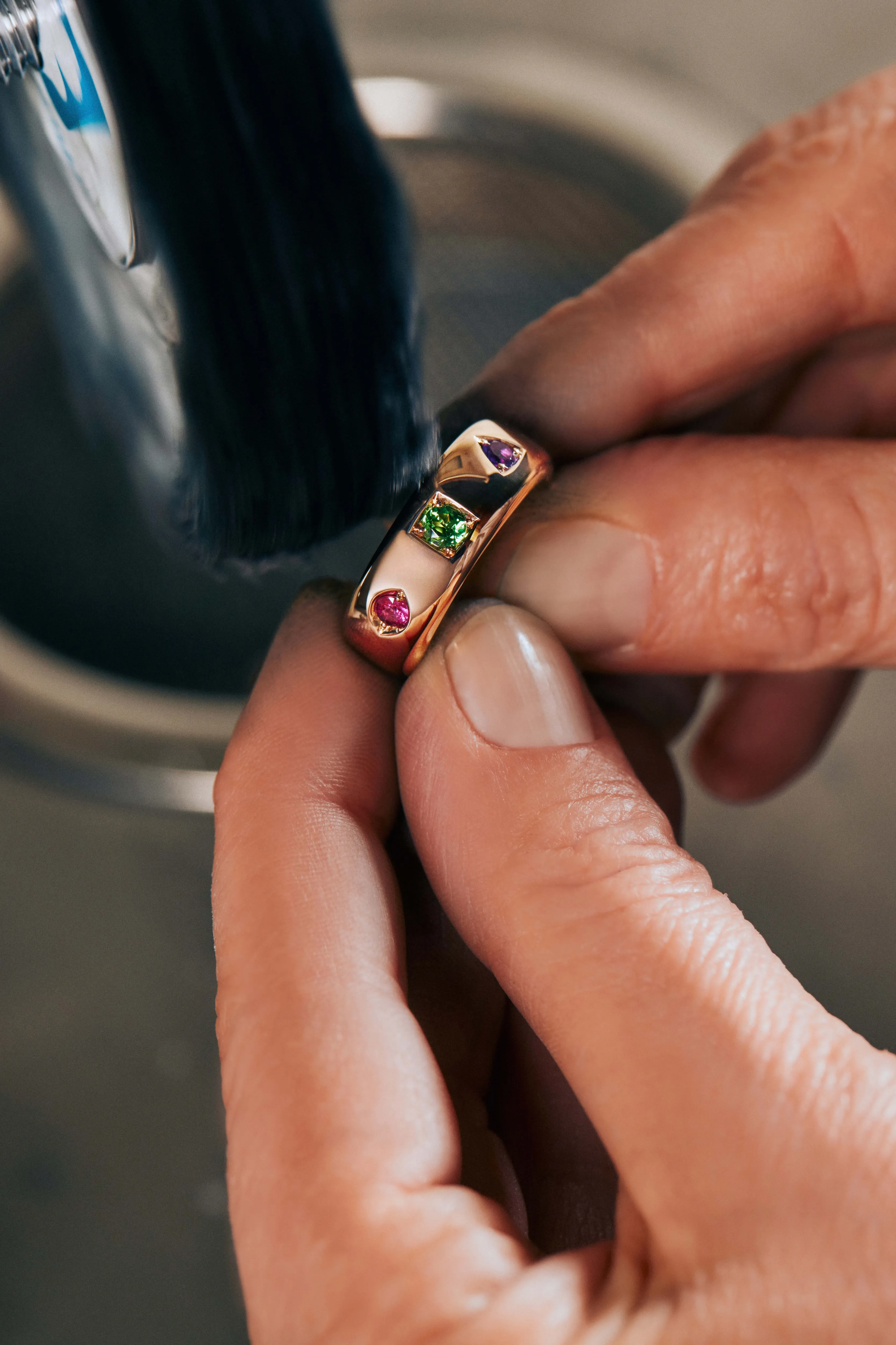 2026/07/7.-Iconica-Rings_Craftsmanship_Pomellato-Atelier.webp