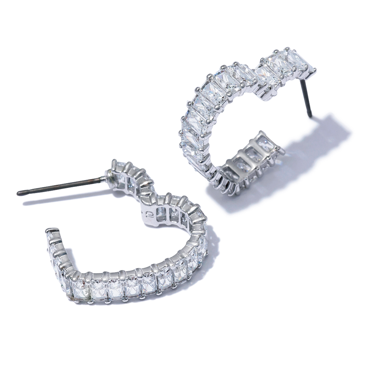 SWAROVSKIのフープピアス