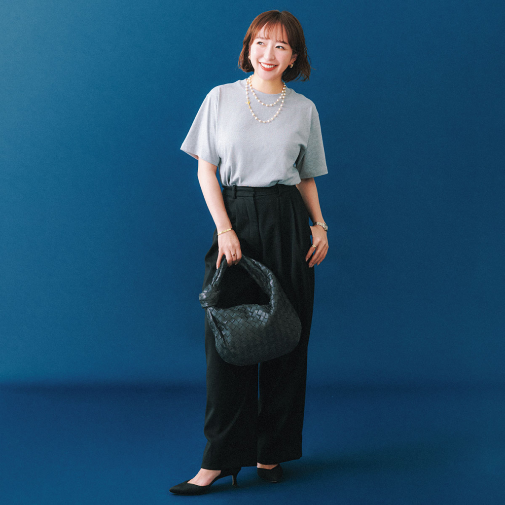 メンズのボックス型Tシャツと太めパンツにパールのネックレスのコーデ