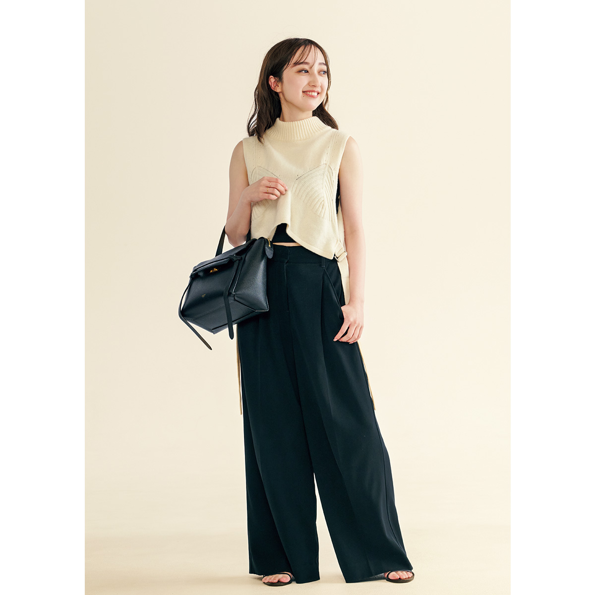 ノースリニットに黒ワイドパンツのコーデ