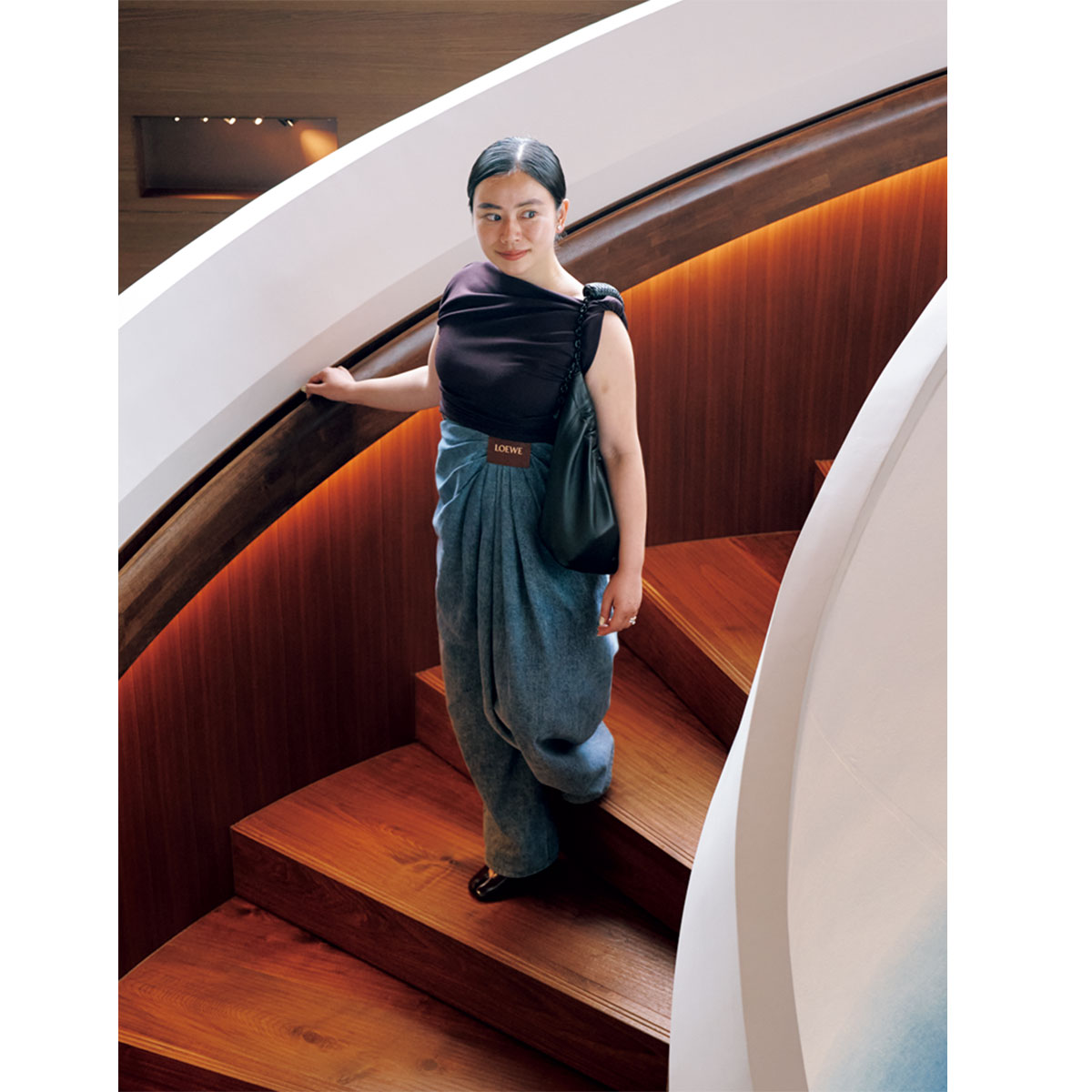 スウェット素材のトップスにLOEWEのデニムのコーデ、飯島智子さん