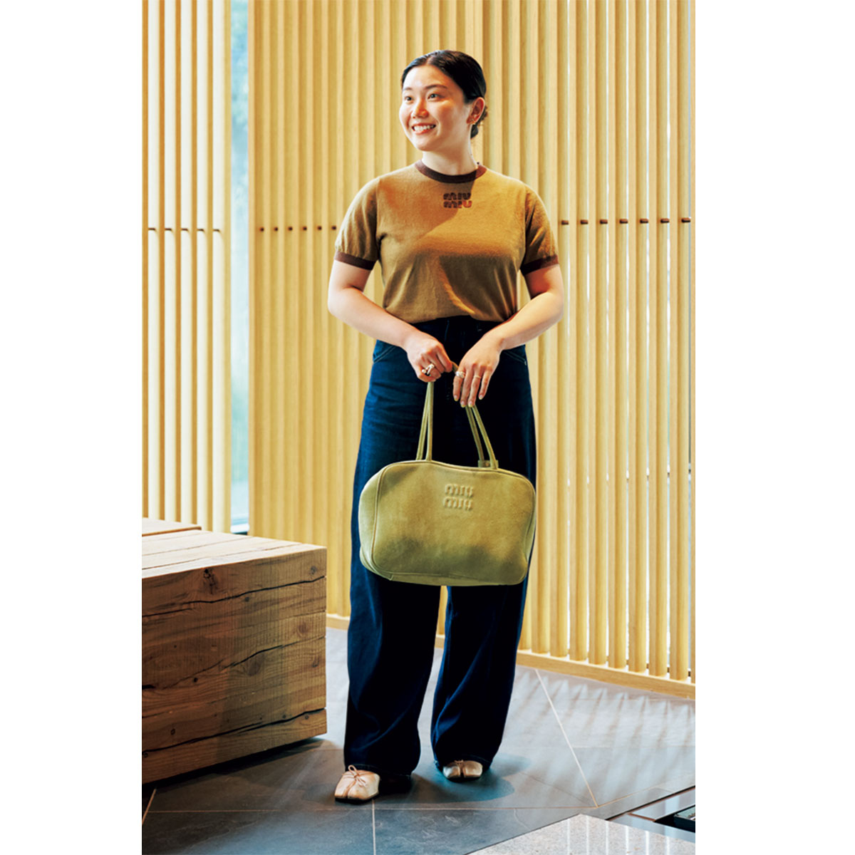 MIU MIUのトップスとバッグにUNIQLOのデニムのコーデ、飯島聡子さん