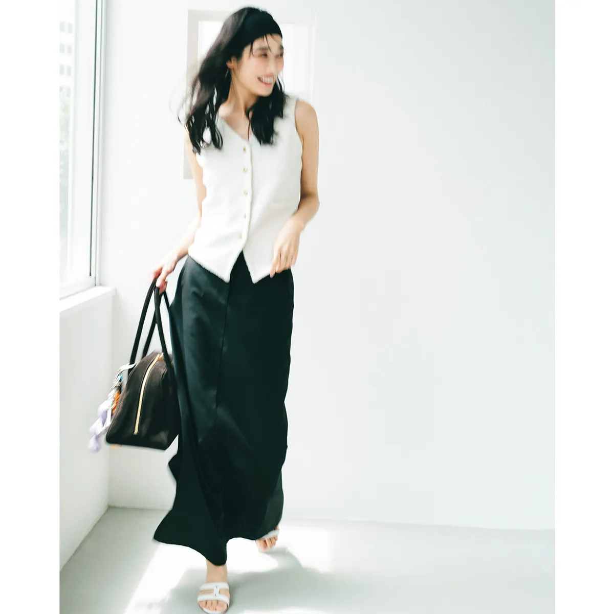 黒のロングスカート×白ベストの林田岬優さん。
