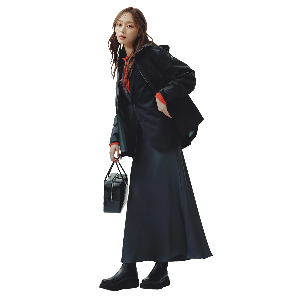 黒のサテンスカート×アウトドアジャケットの梅澤美波さん。