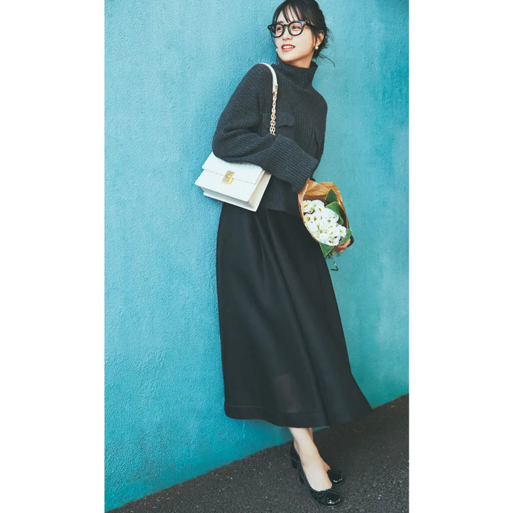 黒のフレアスカート×黒タートルの山本美月さん。