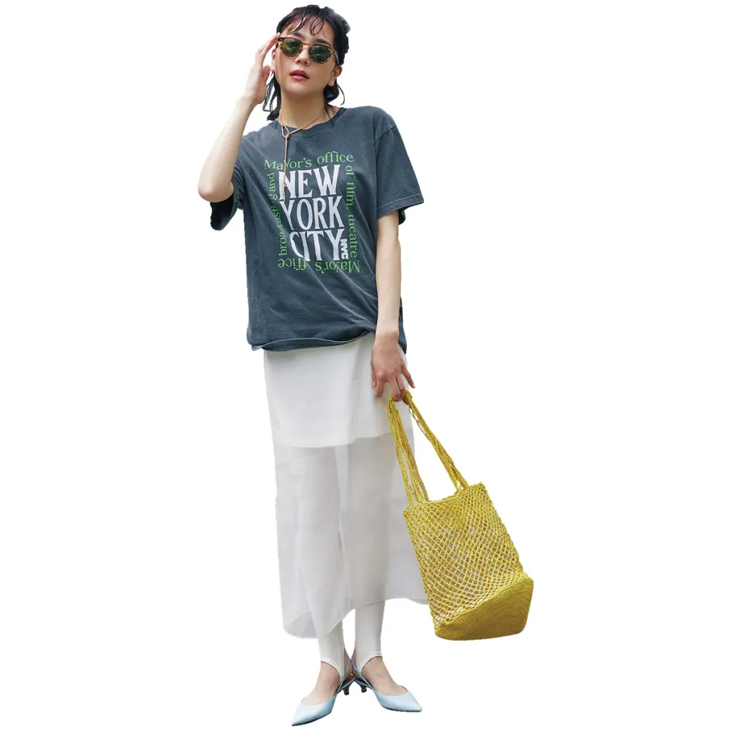 白のシアースカート×白のトレンカ×グラフィックTシャツの松井愛莉さん。