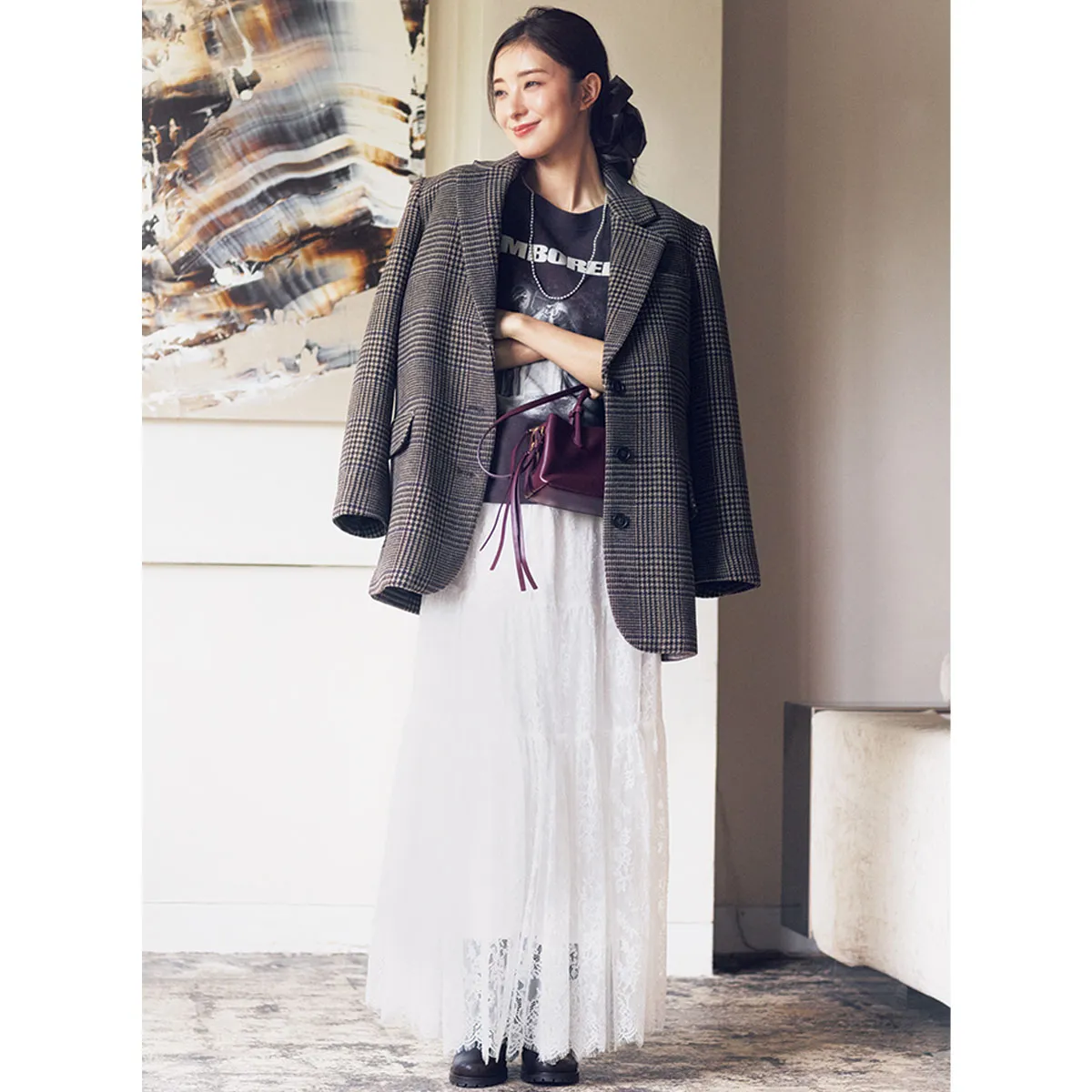 白のレーススカート×グラフィックTシャツ×ジャコットの宮本茉由さん。