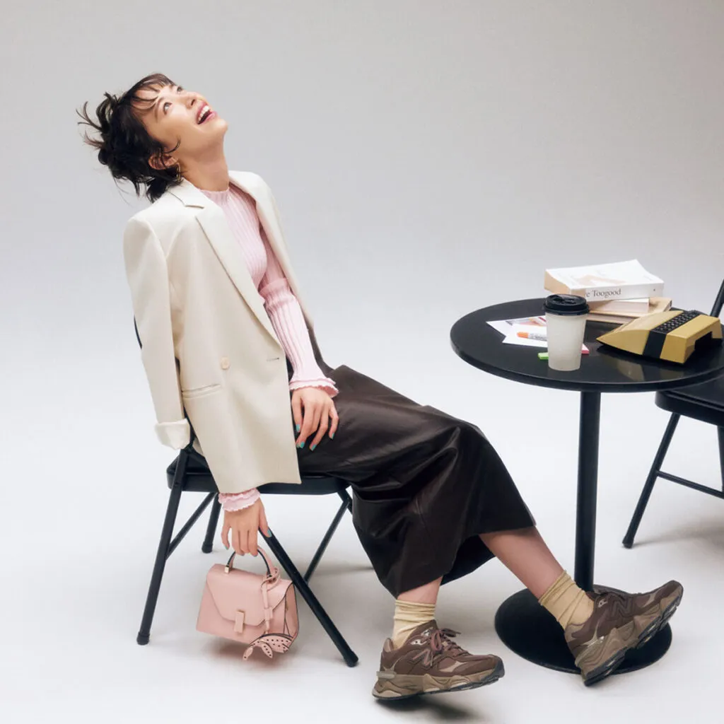ブラウンのロングスカート×ピンクニット×白ジャケットの井桁弘恵さん。