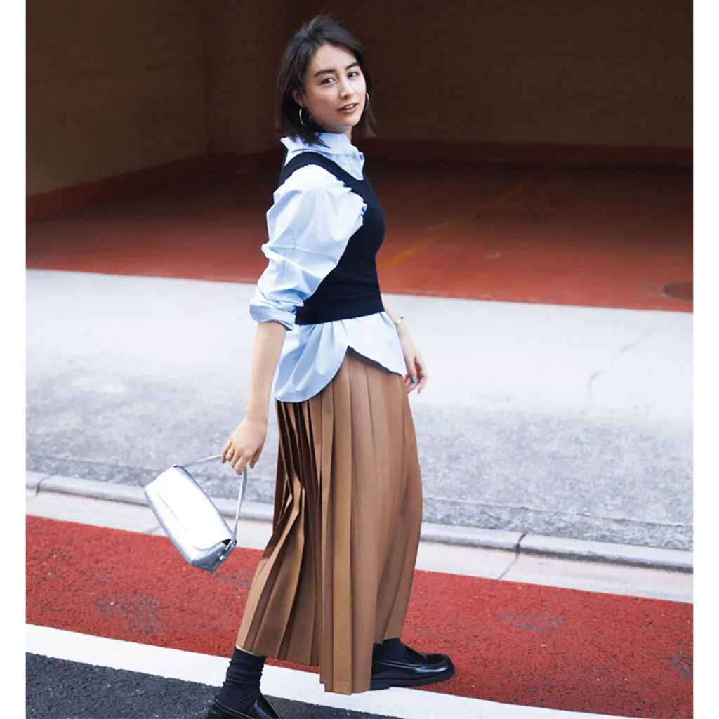 ブラウンのプリーツスカート×ブルーシャツ×タンクトップの山本美月さん。