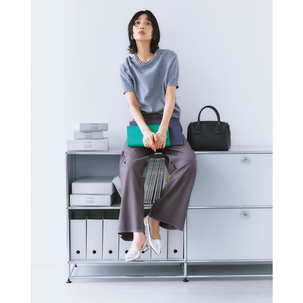メランジ半袖ニットとフレアパンツのコーデ