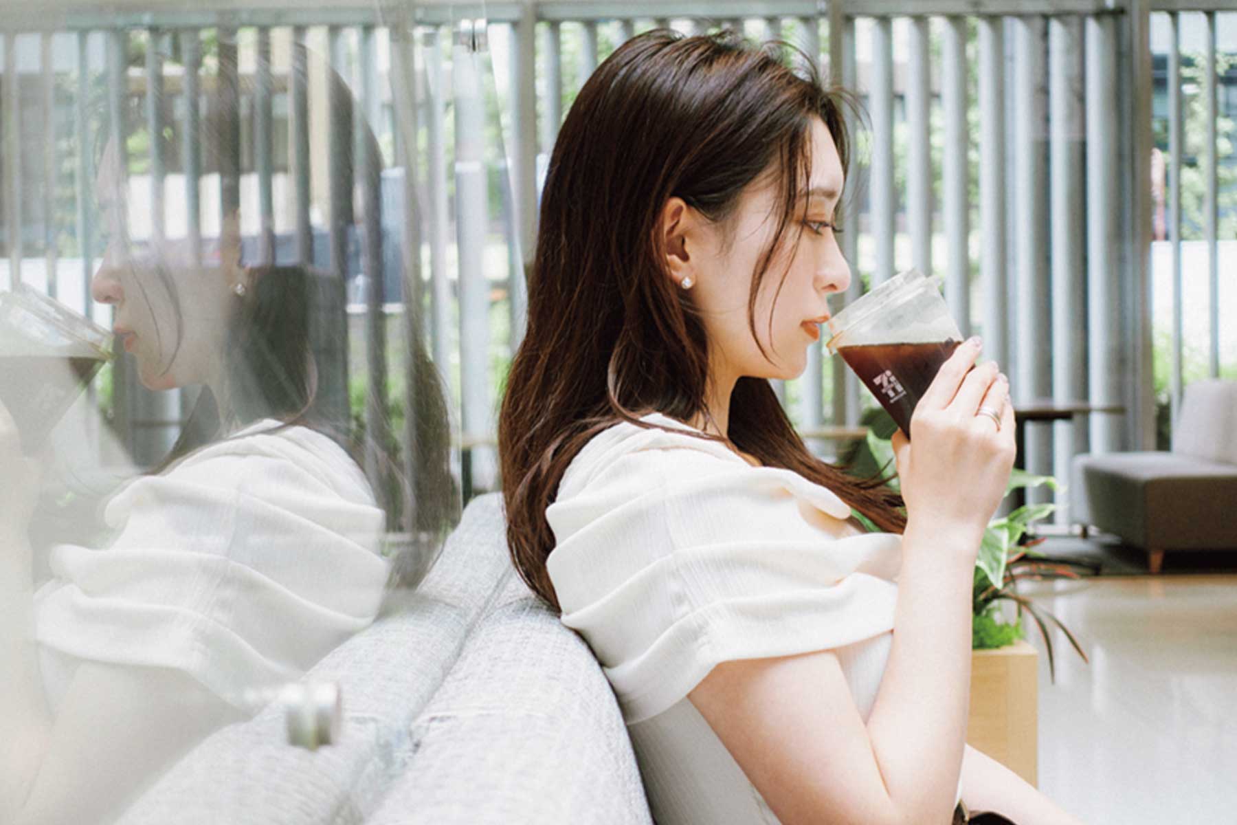 アイスコーヒーを飲む