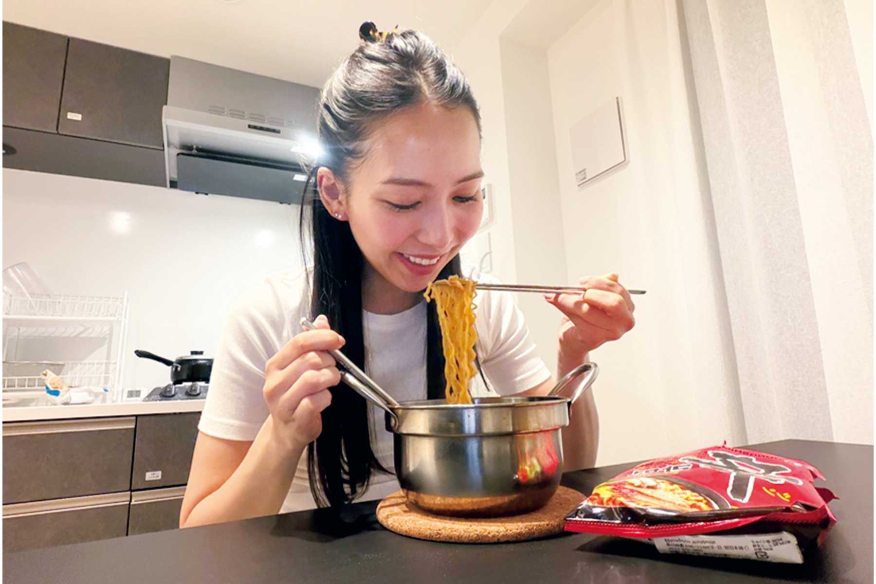 辛ラーメンを食べる様子