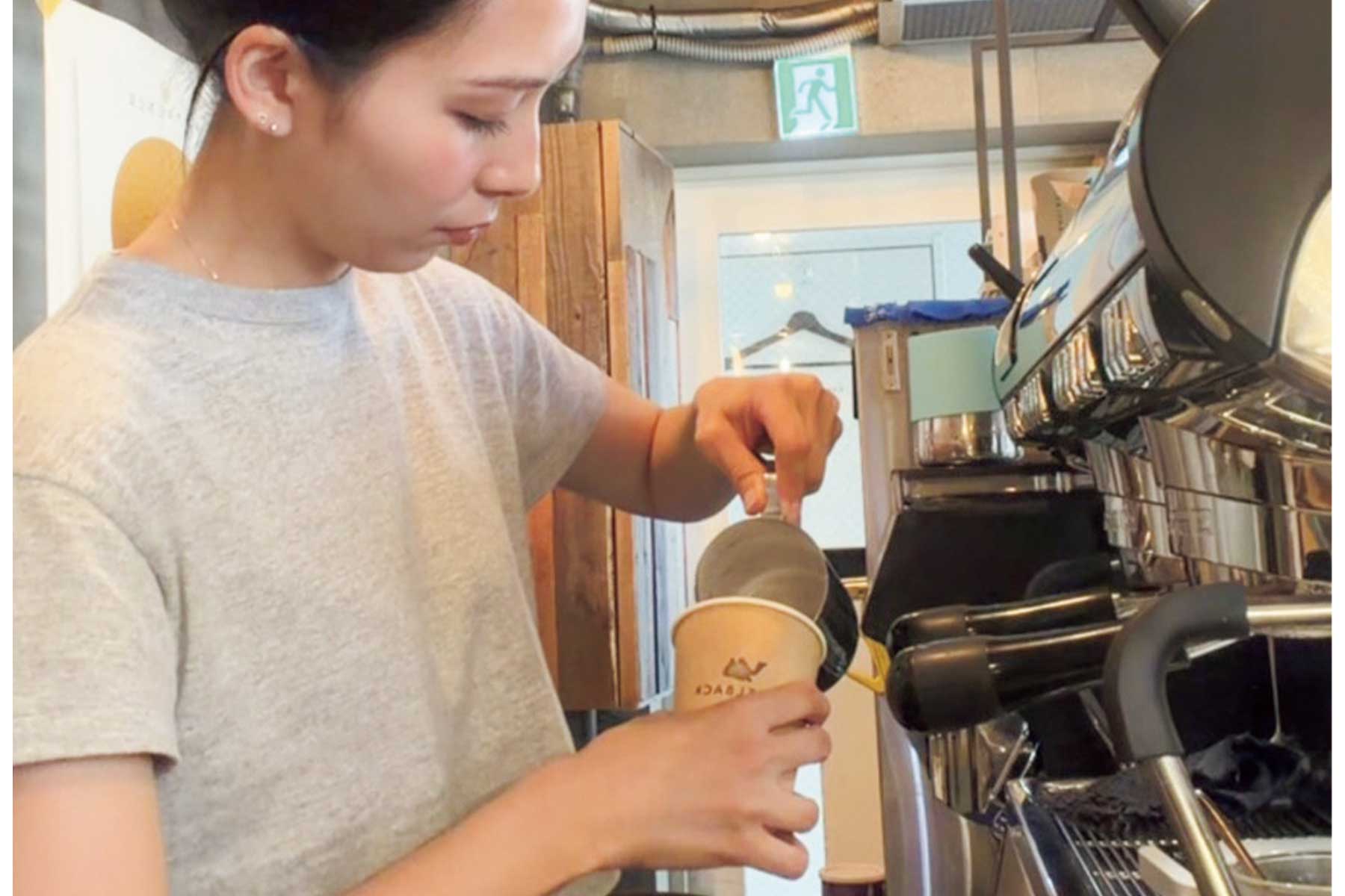 コーヒーを淹れる様子