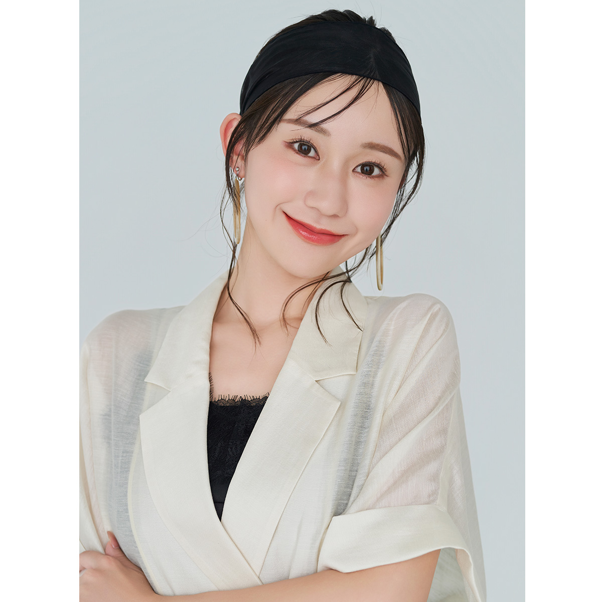 ヘアバンドのニュアンスシニョンアレンジ
