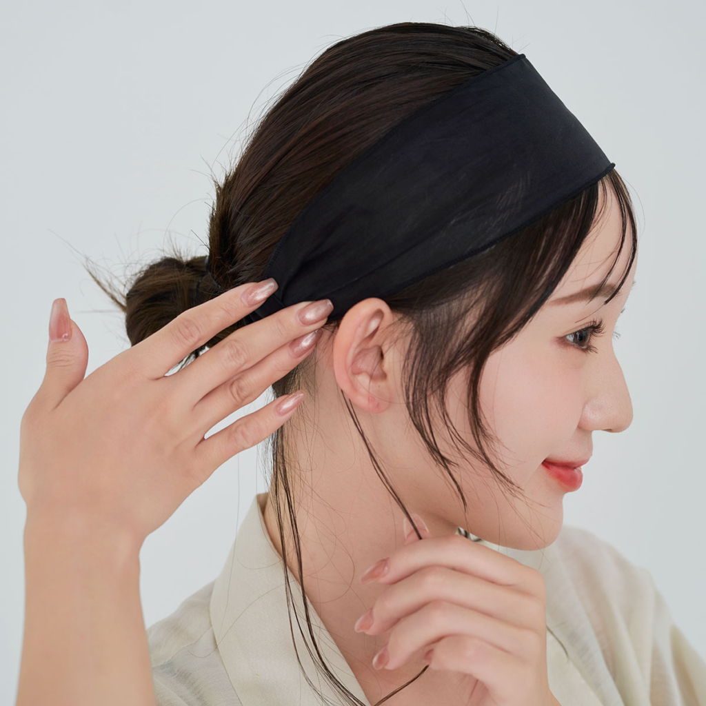 ヘアバンドをつけて耳後ろの後れ毛を少し出す