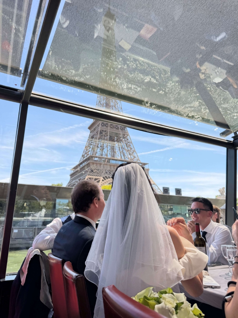 フランス　結婚式　エッフェル塔の前