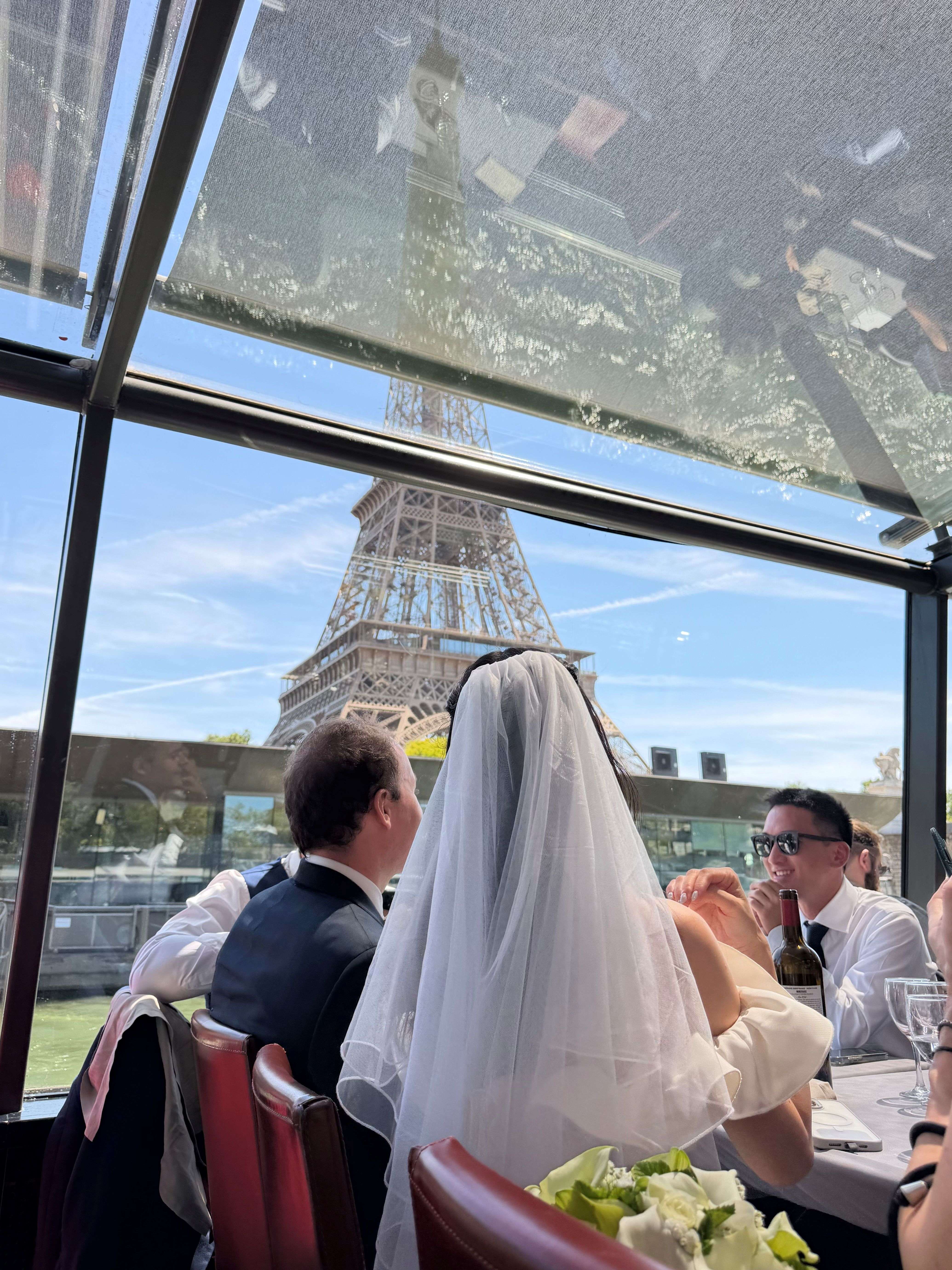 フランス　結婚式　エッフェル塔の前