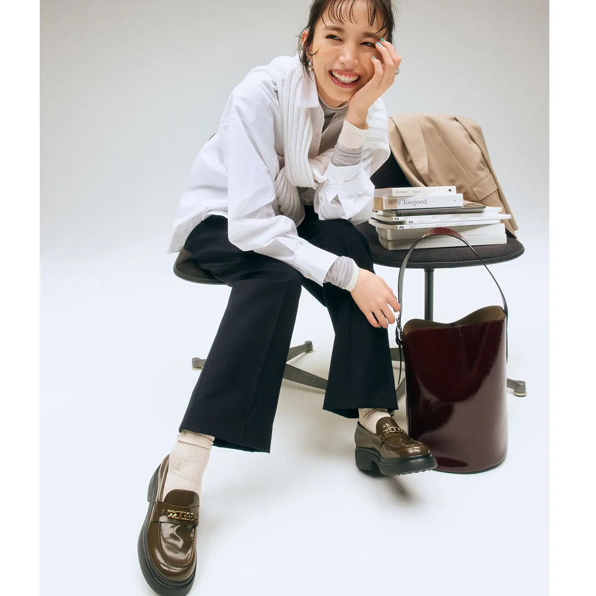 白シャツ×黒パンツ×ブラウンローファーの井桁弘恵さん