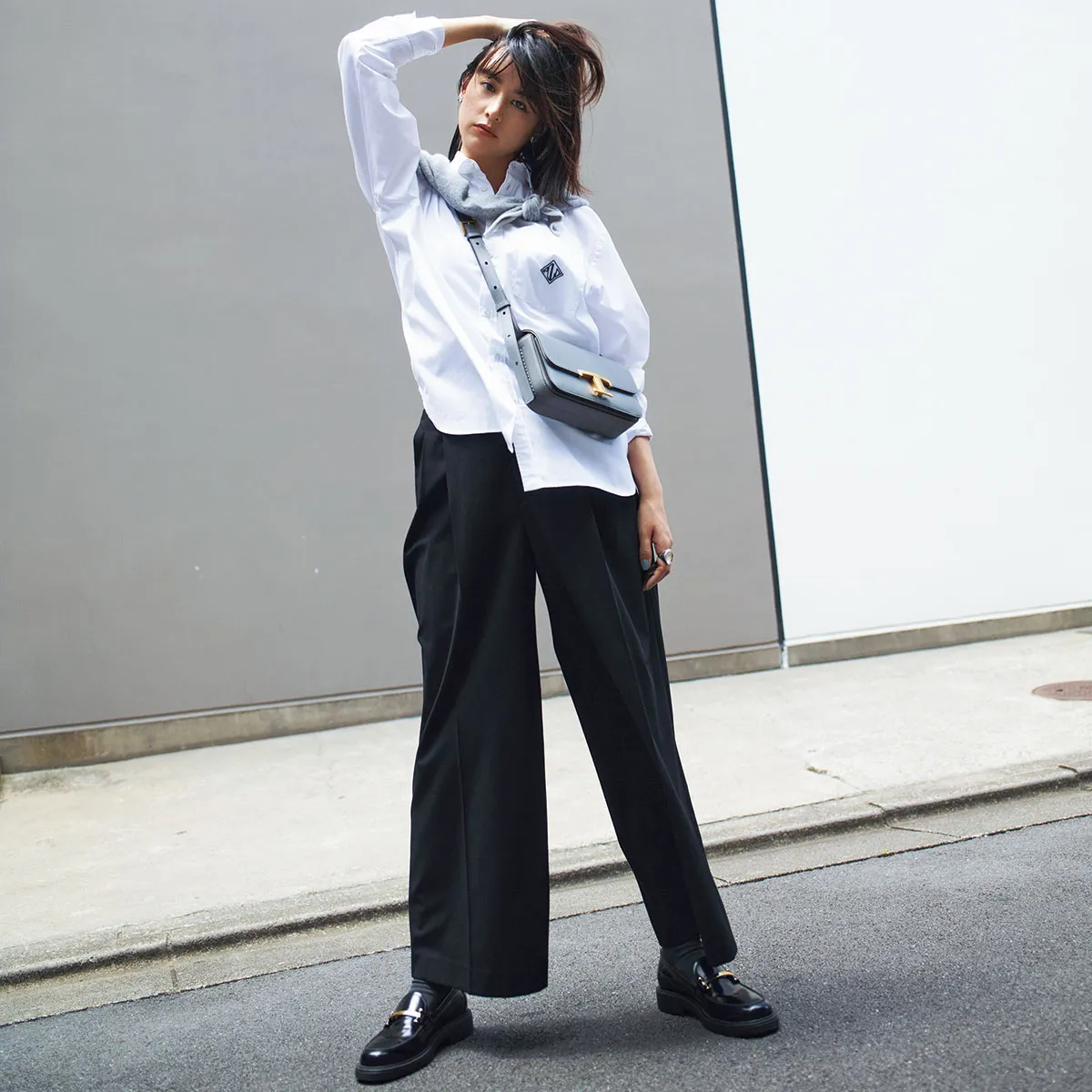 白シャツ×黒パンツ×黒ローファーの山本美月さん