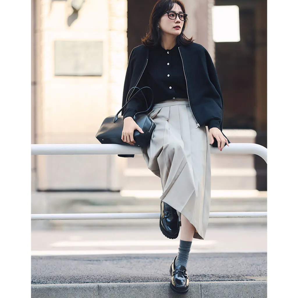 ブルゾン×プリーツスカート×グレーソックス×黒ローファーの松井愛莉さん