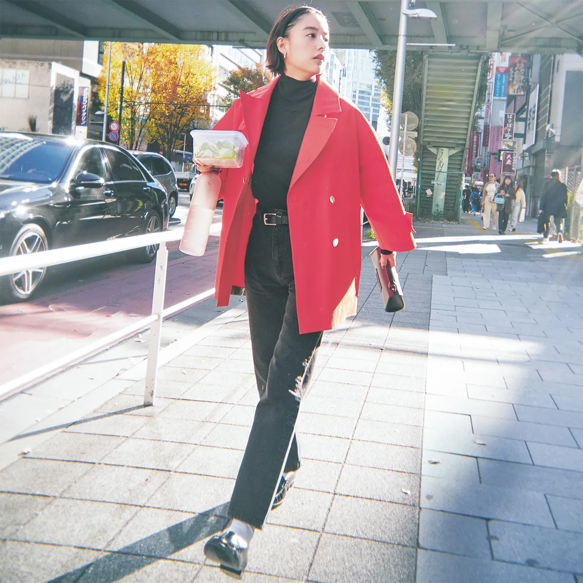 赤トレンチコート×黒ニット×黒パンツ×黒ローファーの山本美月さん