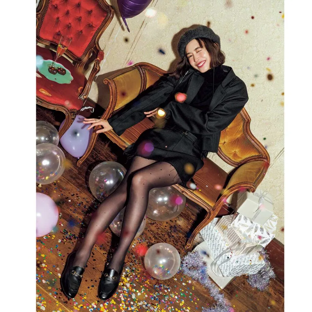 ジャケット×ミニスカート×黒ローファーの井桁弘恵さん