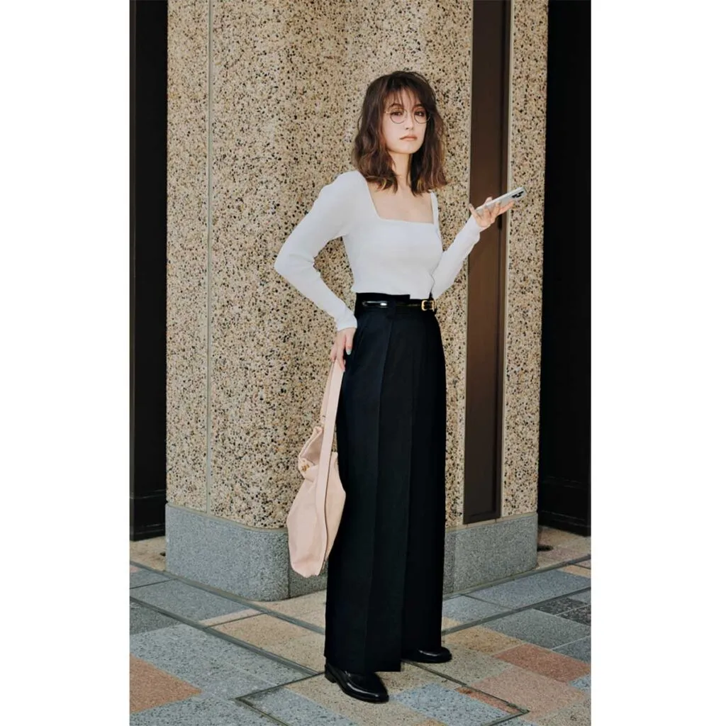 白トップス×黒パンツ×黒ローファーのトラウデン直美さん