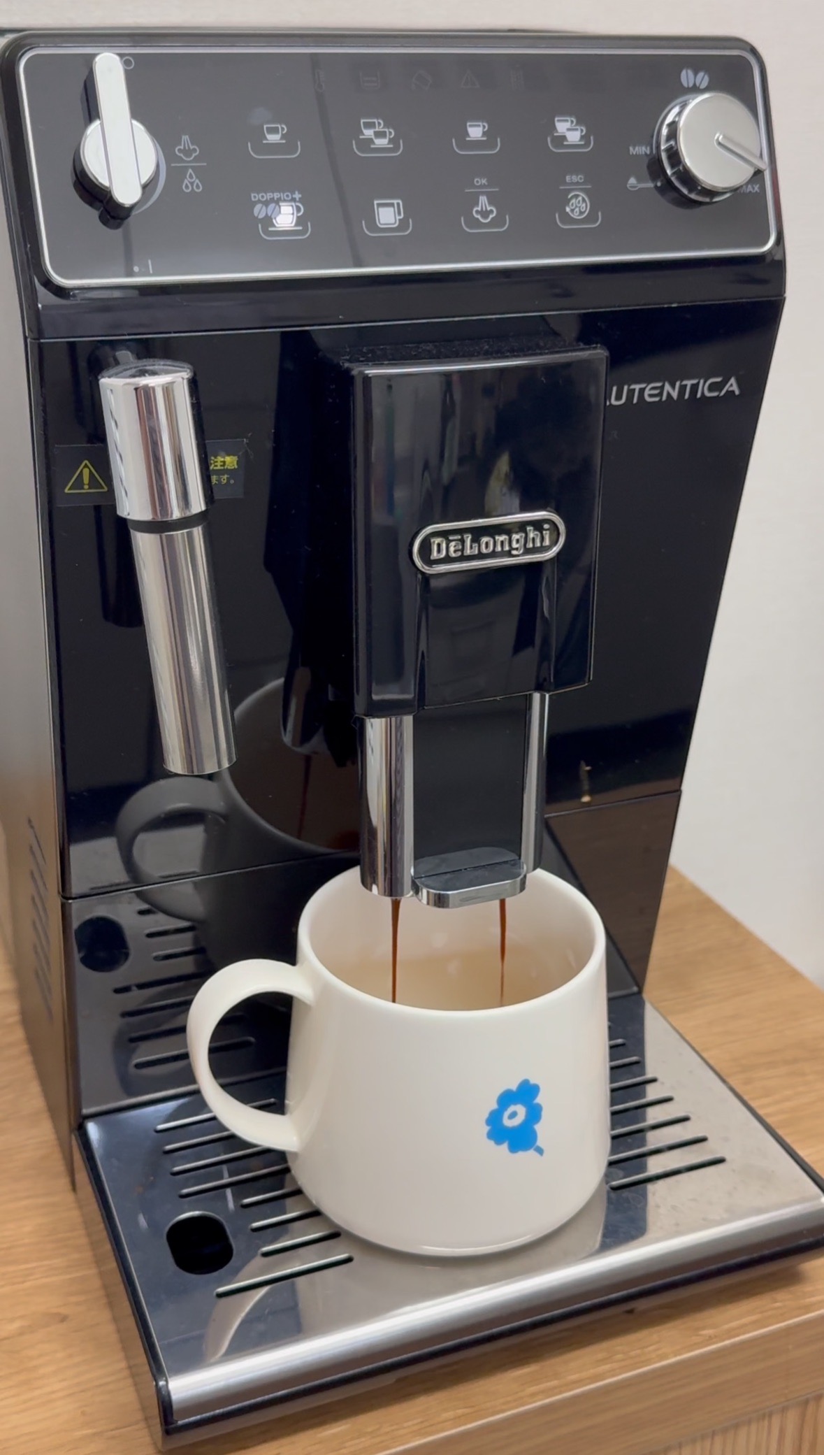デロンギのコーヒーメーカーとマリメッコのマグカップ