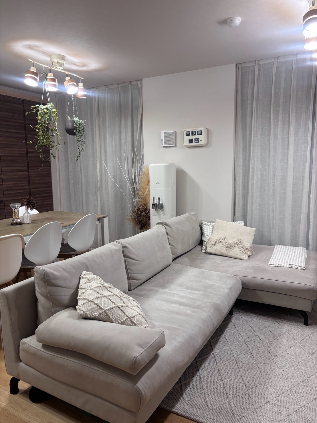 関家具のベージュソファを置いた部屋の風景