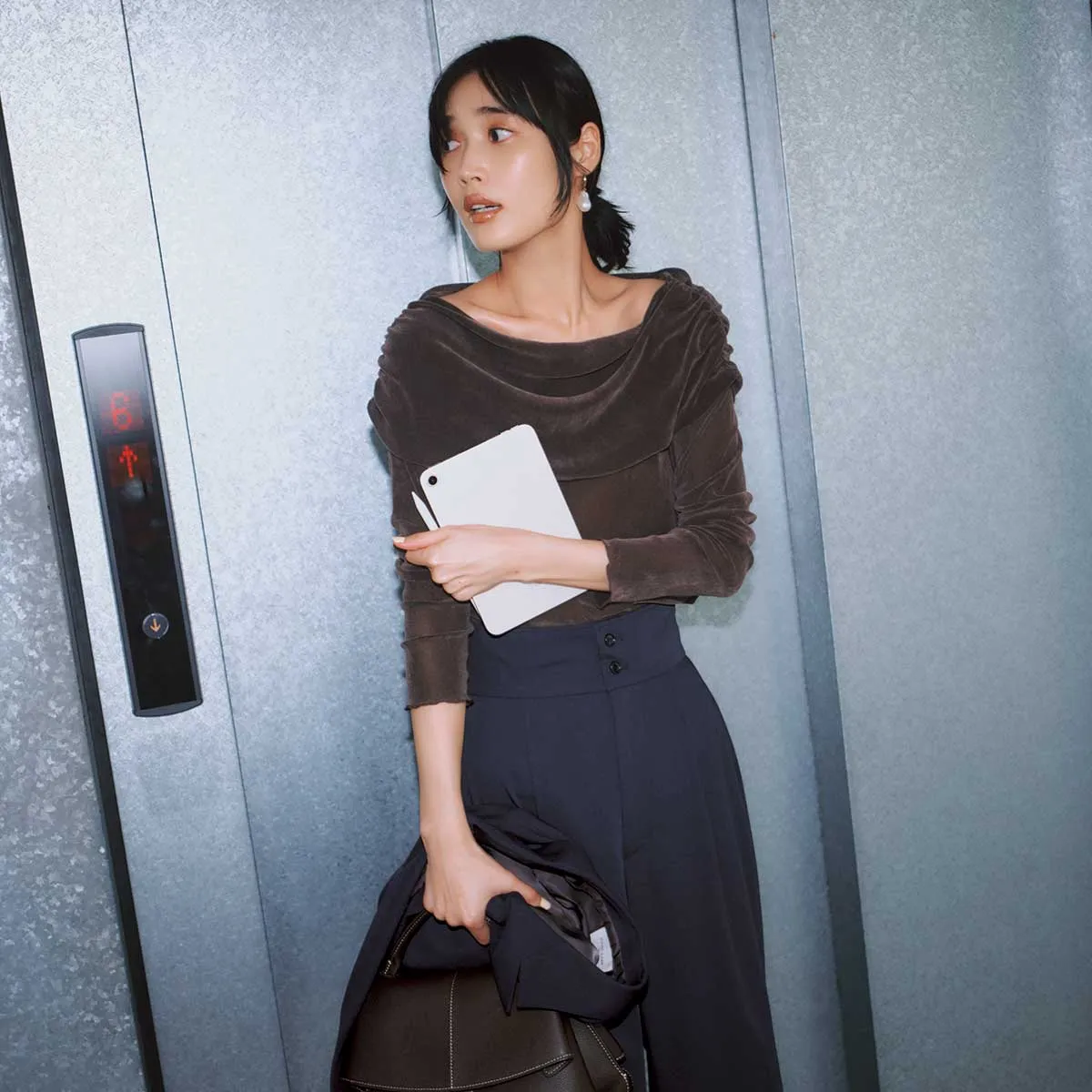 最高気温20度におすすめの長袖トップス×ワイドパンツで手にアウターを持った林田岬優さん