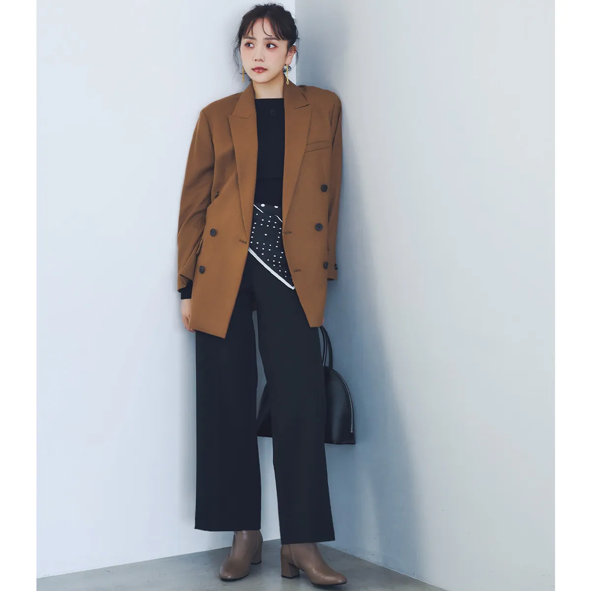 最高気温20度の通勤の日におすすめのジャケット×ニット×ワイドパンツの松井愛莉さん