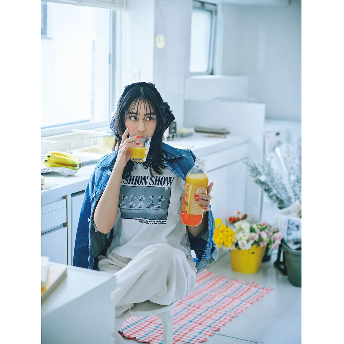 最低気温20度の日におすすめのTシャツ×デニムジャケットの山本美月さん