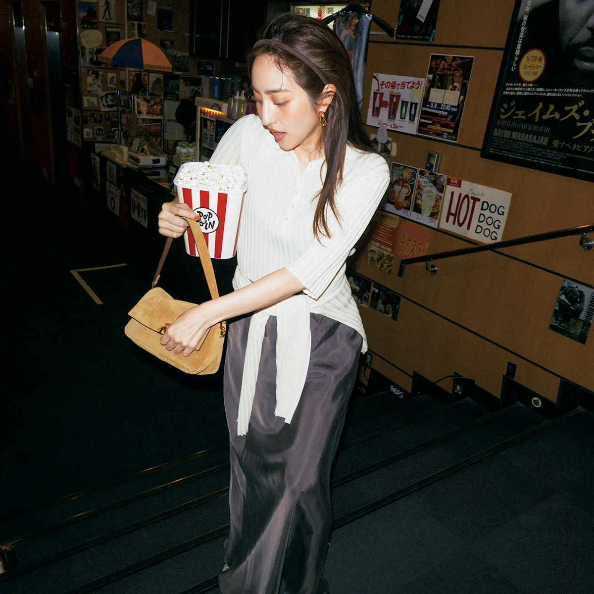 最低気温20度のデートの日におすすめのポロニット×サテンスカートの堀田 茜さん