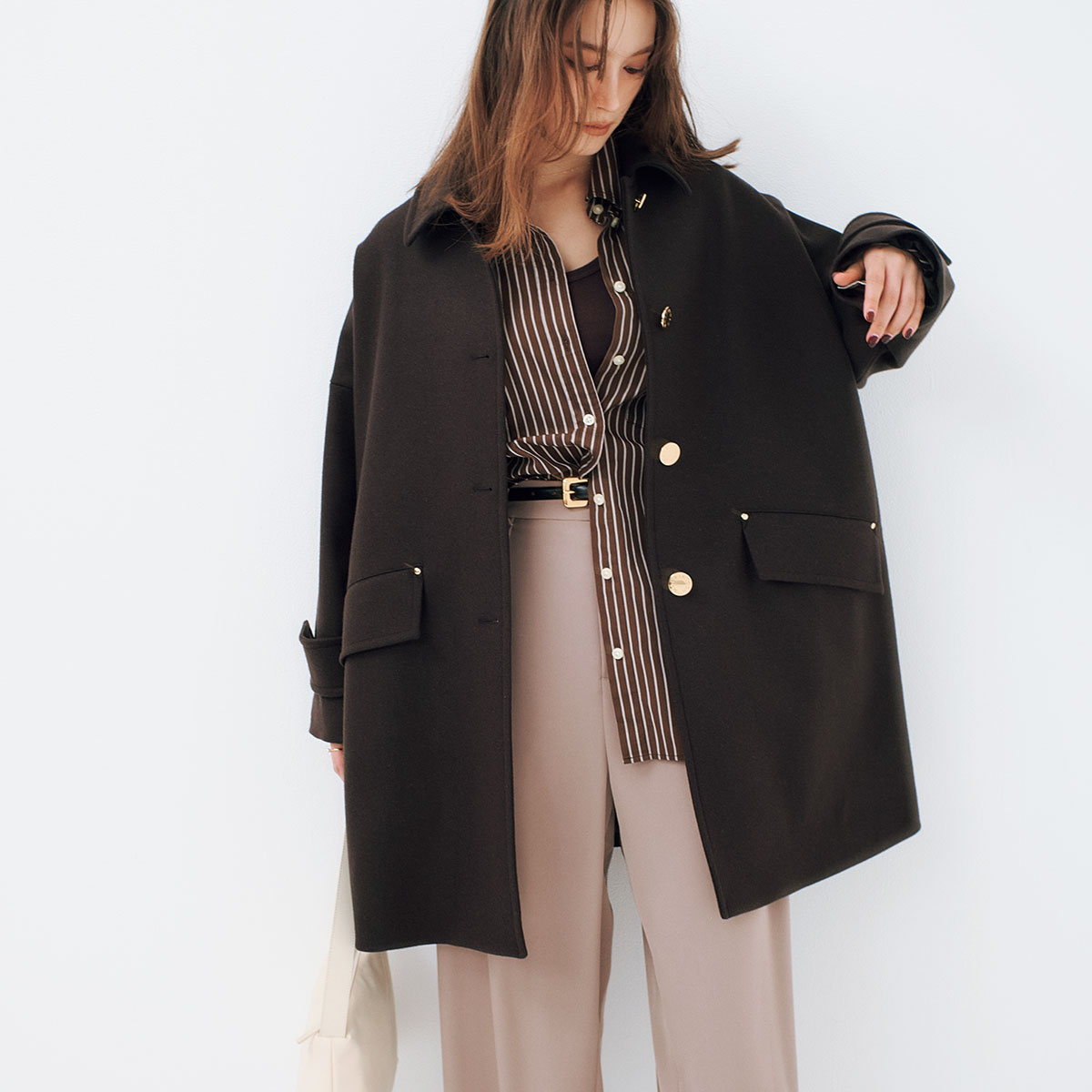 ブラウンストライプのシャツとMACKINTOSHのウールコートのブラウンコーデ