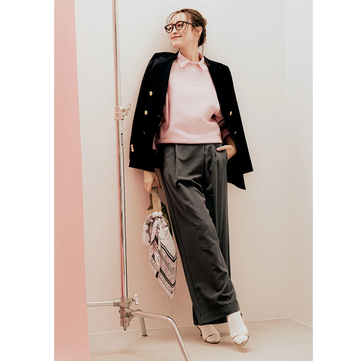 最高気温15度の日におすすめのニット×シャツ×ジャケット×パンツの藤井サチさん