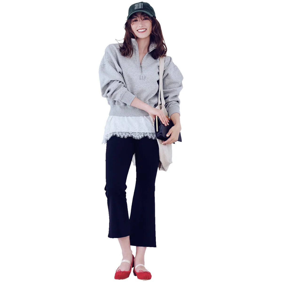 最低気温15度の日におすすめのスウェット×レースキャミソール×パンツのトラウデン直美さん