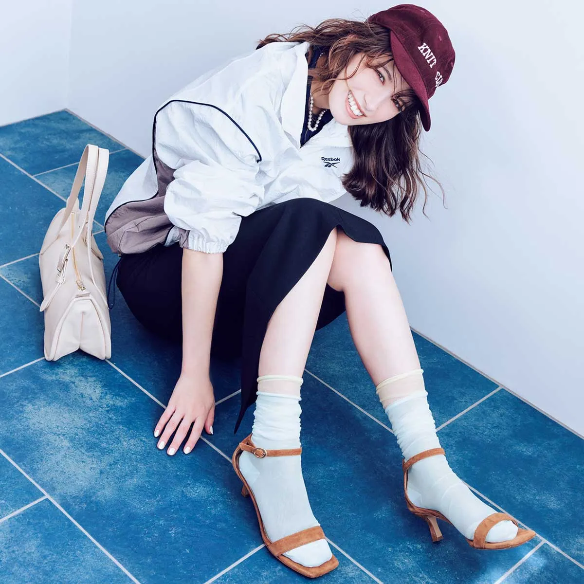 最低気温15度の日におすすめのブルゾン×スカート×キャップのトラウデン直美さん